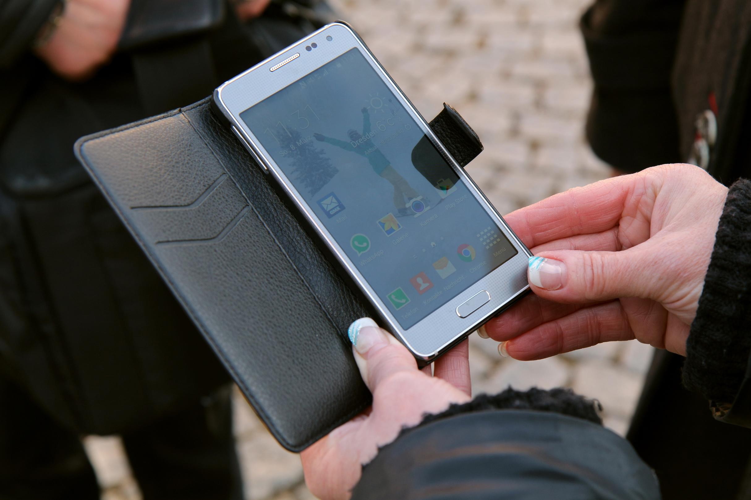 Das Smartphone ist aus unserem Alltag nicht mehr wegzudenken: Die Görres-Schülerinnen unterstützen beim Umgang und beantworten Fragen zu Smartphone und Co.