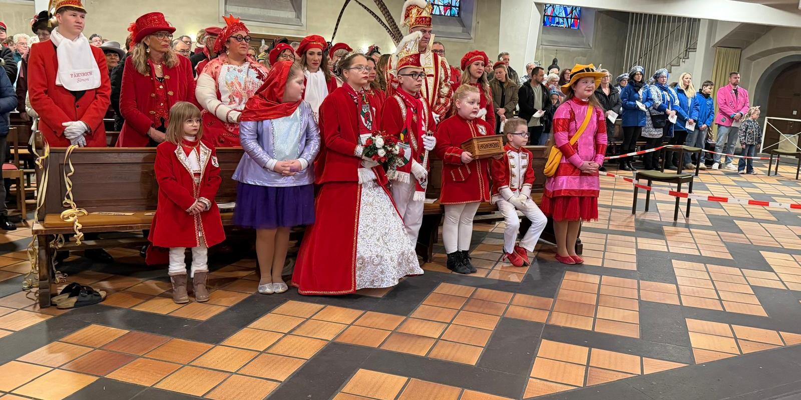 Kinderprinzenpaar und großes Prinzenpaar mit Gefolge