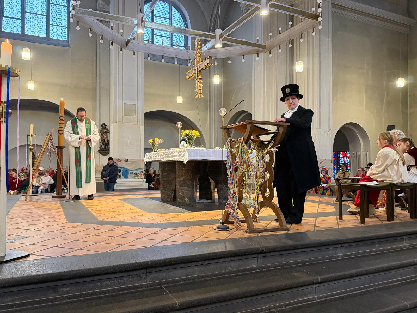 Der auferstandene Pastor Lang (Iris Kiefer) im Gespräch mit Pastor Seis