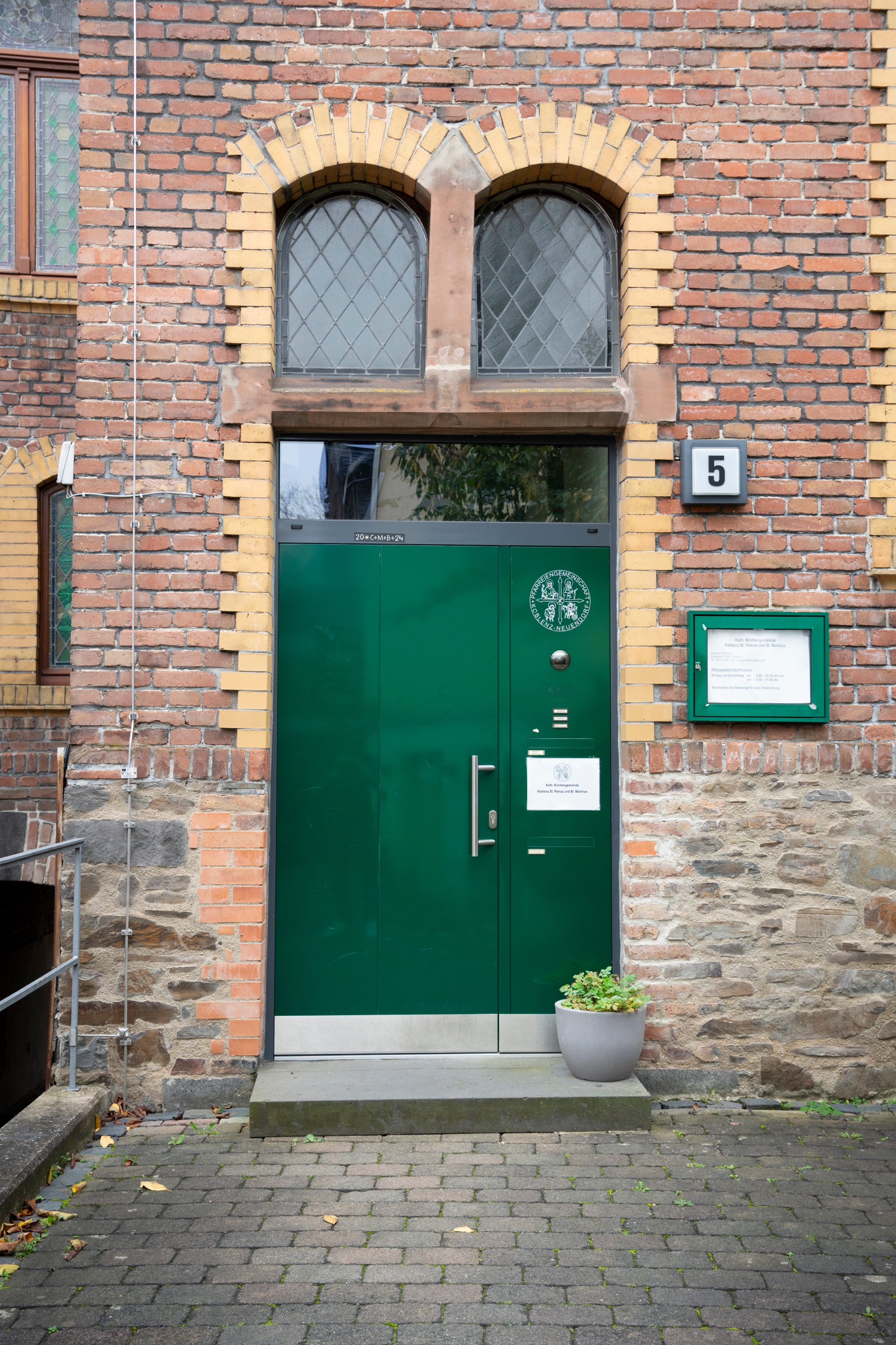 Eingangstür des Pfarrhauses in Neuendorf